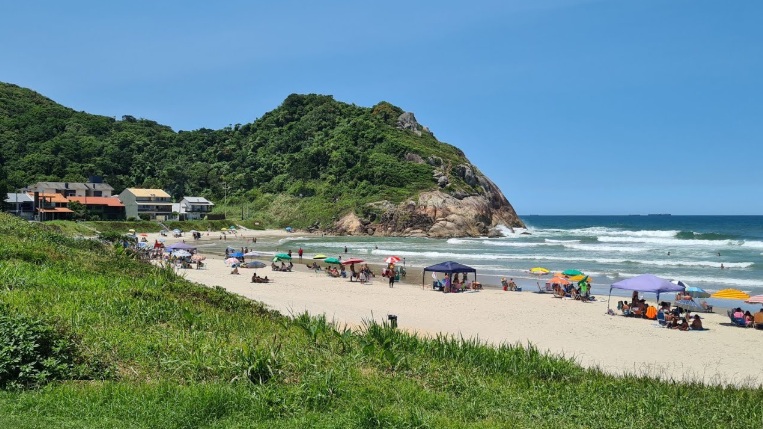 Casal de novinhos fazendo saliença em pleno dia na praia de Prainha em São Francisco do Sul em (SC)