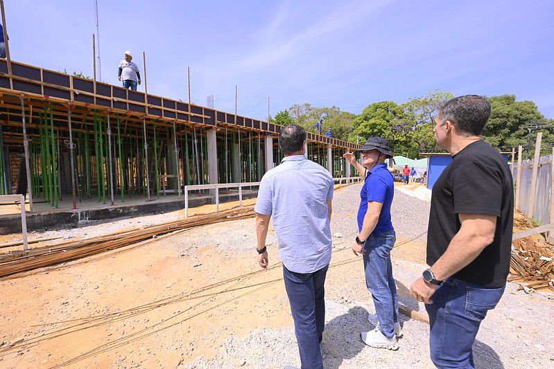 Prefeito David Almeida vistoria obras de assistência social e saúde em Manaus