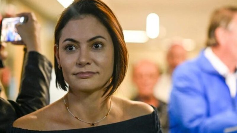 Em manifesto, Michelle Bolsonaro defende megaoperação e critica Lula