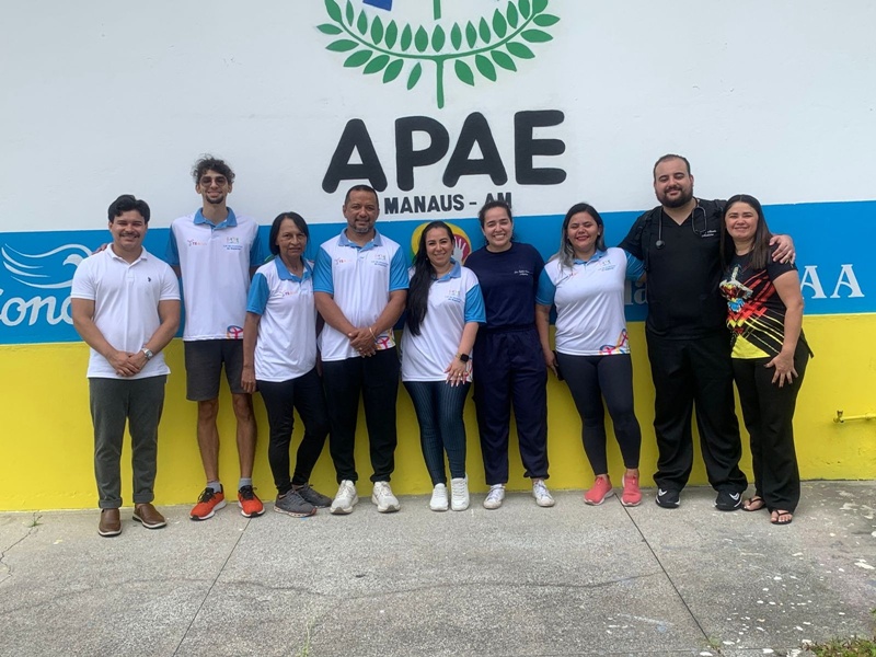 Médicos voluntários realizam triagem dermatológica em crianças e jovens autistas na Apae Manaus para o início das atividades de natação do Programa TEAtivo