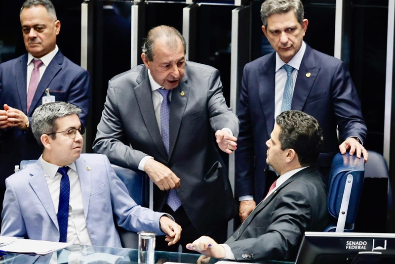 Omar Aziz aponta 14º salário para beneficiados com isenção de Imposto de Renda aprovado no Senado