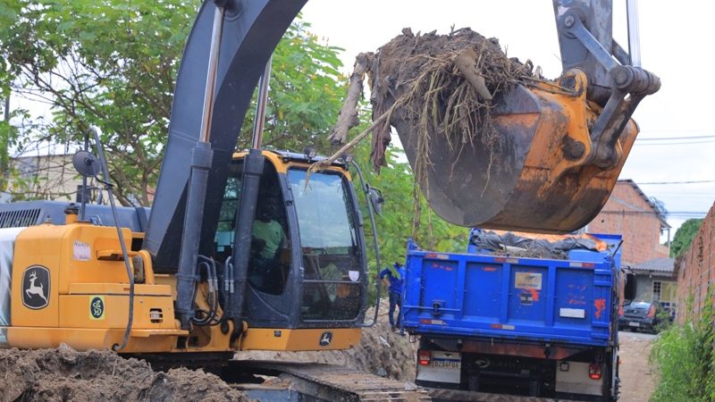 Prefeitura de Manaus realiza serviço de dragagem no bairro Colônia Santo Antônio