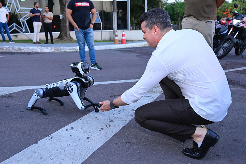 OPERAÇÃO VERDADE: Prefeito David Almeida desmente boato sobre compra de cão-robô após vídeo viral