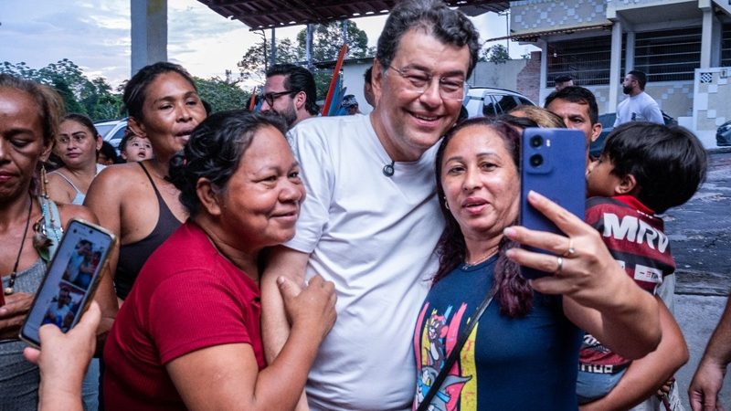 Eduardo Braga leva asfaltamento ao Núcleo 15 da Cidade Nova e moradores comemoram nova realidade