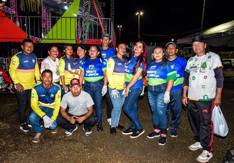 Primeira noite do CarnaTefé é marcada por toada, cultura e muita alegria
