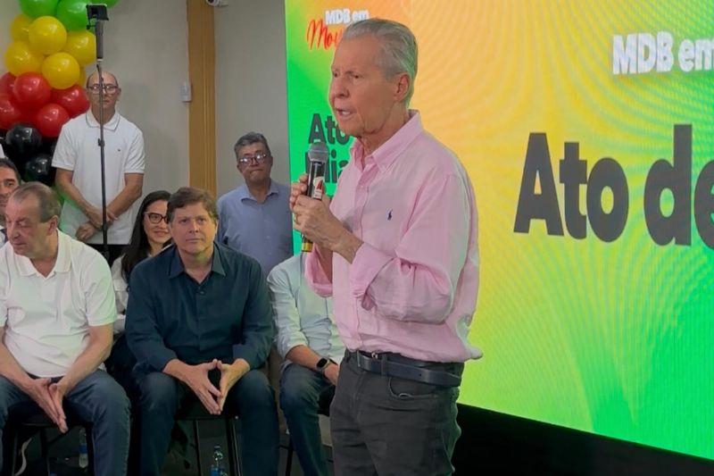 Arthur Virgílio se filia ao MDB e declara apoio a Omar Aziz