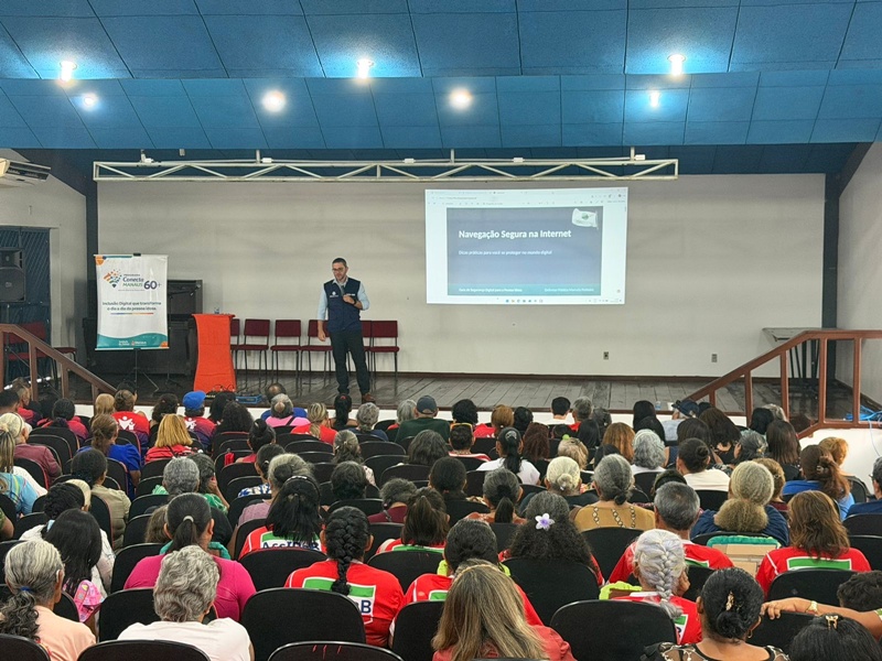Prefeitura de Manaus promove palestra sobre internet segura para pessoas idosas