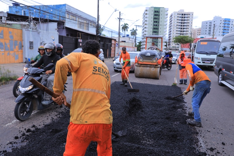 Prefeitura de Manaus recupera asfalto em via de grande fluxo no bairro São Francisco e melhora mobilidade na zona Sul