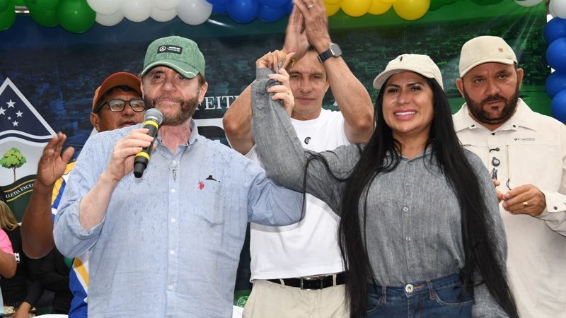 Plínio Valério anuncia Kelly Barbosa como suplente em chapa ao Senado durante agenda em Tefé