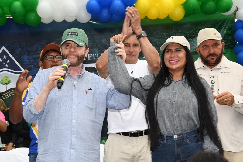 Plínio Valério anuncia Kelly Barbosa como suplente em chapa ao Senado durante agenda em Tefé