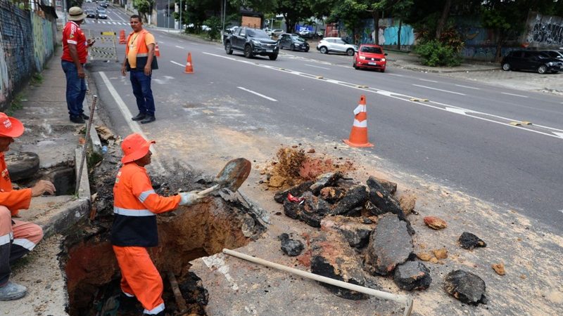 Com ação rápida, Prefeitura de Manaus corrige rompimento e recupera drenagem na avenida Umberto Calderaro Filho