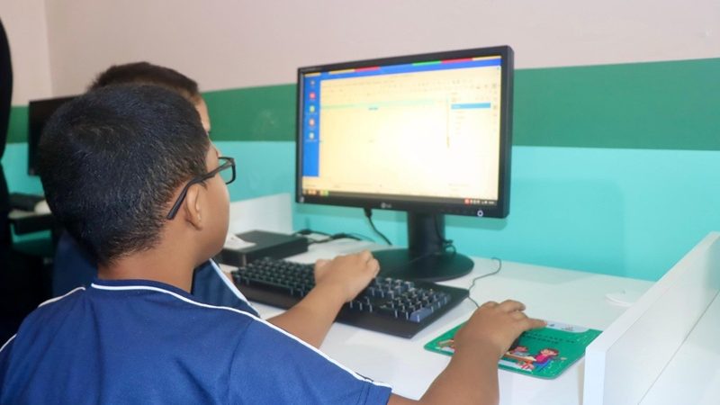 Prefeitura de Itacoatiara reinaugura centro digital com computadores sustentáveis e amplia acesso à tecnologia