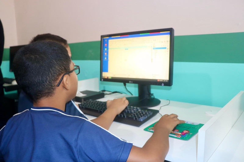 Prefeitura de Itacoatiara reinaugura centro digital com computadores sustentáveis e amplia acesso à tecnologia