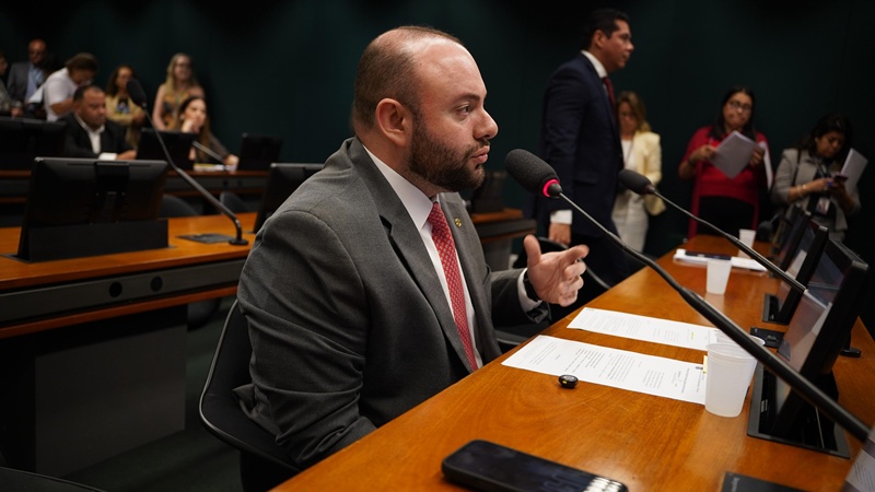 Deputado Fausto Jr. pede audiência pública para debater exploração de terras raras