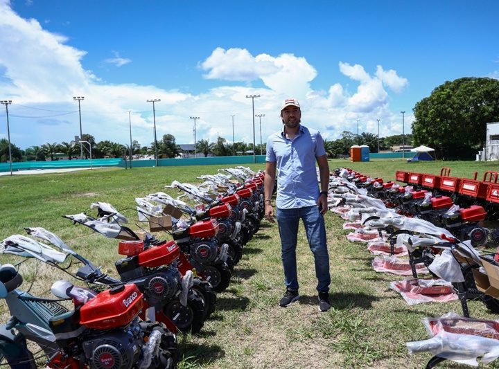 Deputado Thiago Abrahim participa dos 152 anos de Itacoatiara e entrega R$ 1,5 milhão em emendas para o setor primário