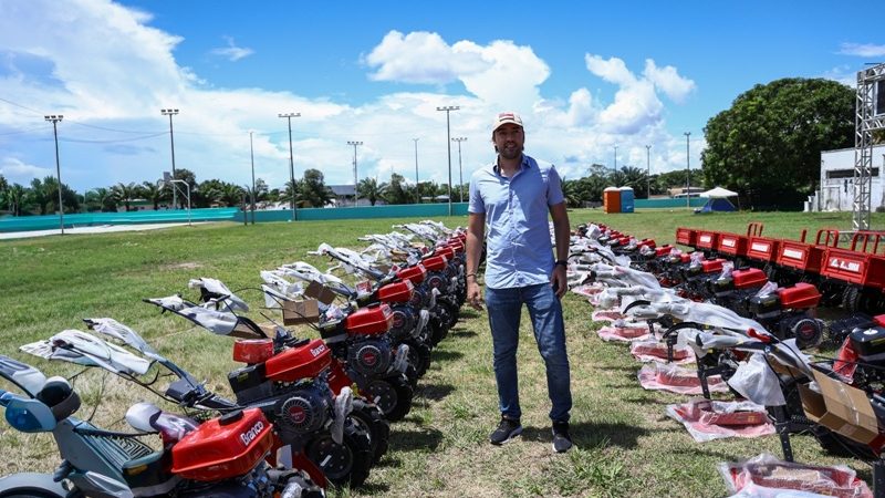 Deputado Thiago Abrahim participa dos 152 anos de Itacoatiara e entrega R$ 1,5 milhão em emendas para o setor primário
