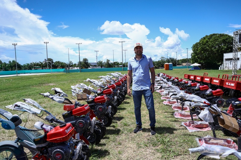 Deputado Thiago Abrahim participa dos 152 anos de Itacoatiara e entrega R$ 1,5 milhão em emendas para o setor primário