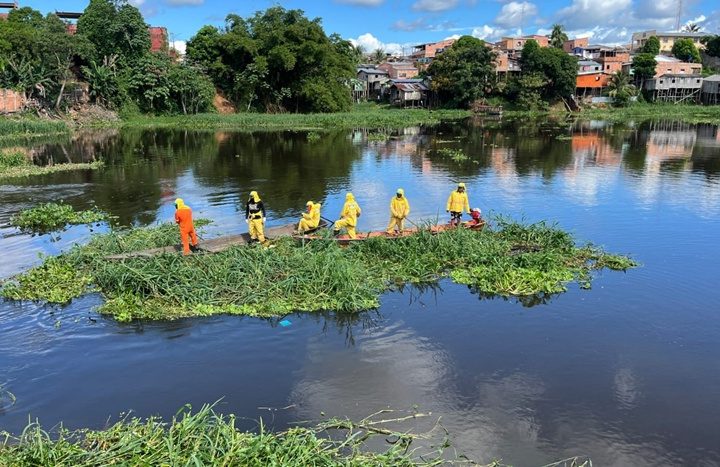 Prefeitura de Coari realiza ação de limpeza no Igarapé do Espírito Santo