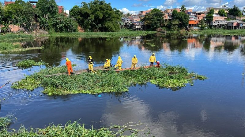 Prefeitura de Coari realiza ação de limpeza no Igarapé do Espírito Santo