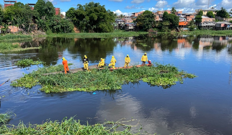 Prefeitura de Coari realiza ação de limpeza no Igarapé do Espírito Santo