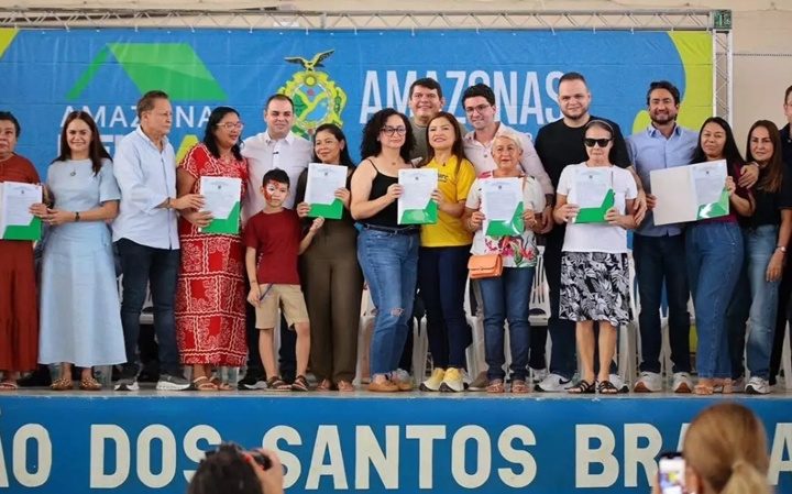 Diego Afonso acompanha entrega de 800 títulos definitivos no Conjunto Cidadão 12
