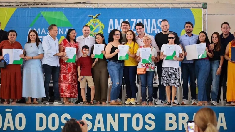 Diego Afonso acompanha entrega de 800 títulos definitivos no Conjunto Cidadão 12