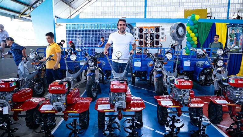 Thiago Abrahim entrega mais de R$ 500 mil em implementos agrícolas para fortalecer produção rural de Urucará