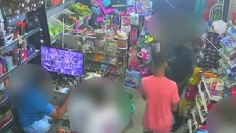 Homem mata o atual da ex-namorada dentro de supermercado e depois tenta matá-la