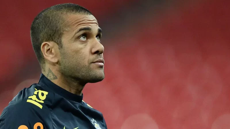 Daniel Alves vai receber R$ 6 milhões do Fisco da Espanha e deve usar dinheiro para reduzir pena