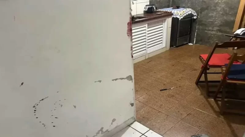 Casal é encontrado morto em apartamento; filho é apreendido