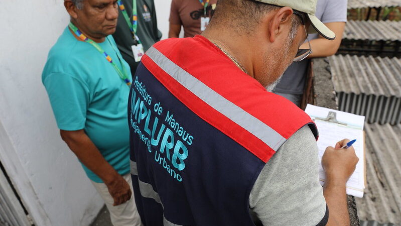 Prefeitura notifica e multa empresas por poluição visual e ausência de alvará de publicidade