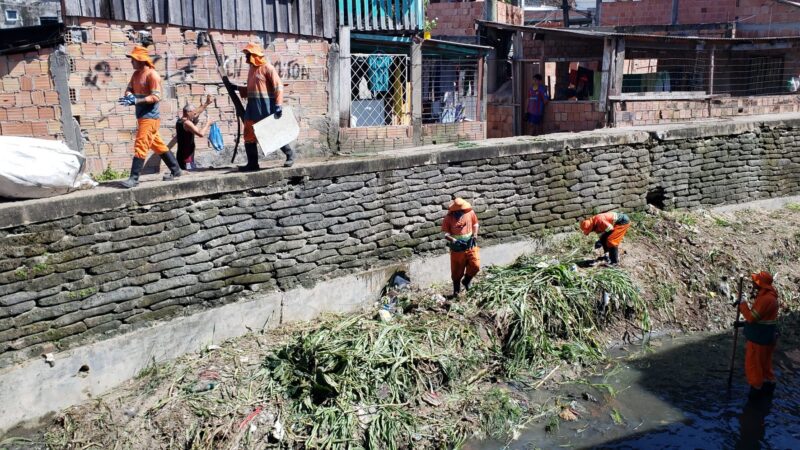 Prefeitura de Manaus realiza limpeza em igarapé do bairro Petrópolis