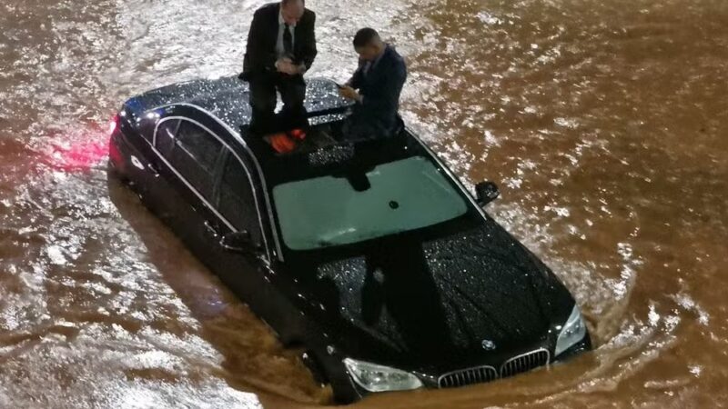 Cônsul dos Emirados Árabes fica preso em alagamento no Brasil e é resgatado por teto solar de BMW; assista