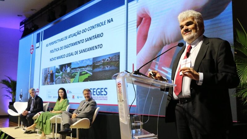 Conselheiro do TCE-AM palestra em seminário ambiental realizado em Santa Catarina