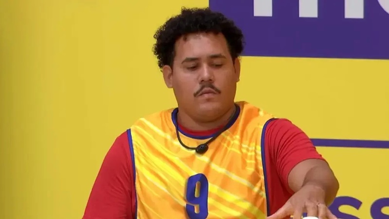 Sem saber de fim de casamento, Lucas pede desculpas para esposa no BBB 24