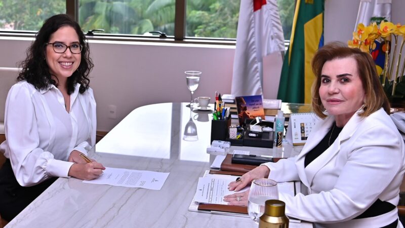 Presidente do TCE-AM empossa nova auditora técnica de controle externo