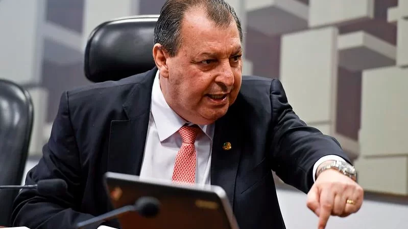 “Ela só sabe fazer política ambiental para o exterior e esquece do Brasil”, afirma Omar Aziz sobre Marina Silva