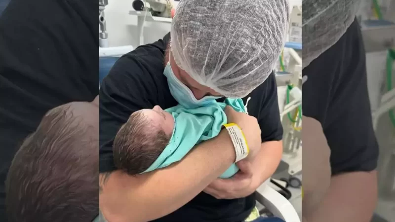 Cantor Conrado anuncia a morte do filho recém-nascido