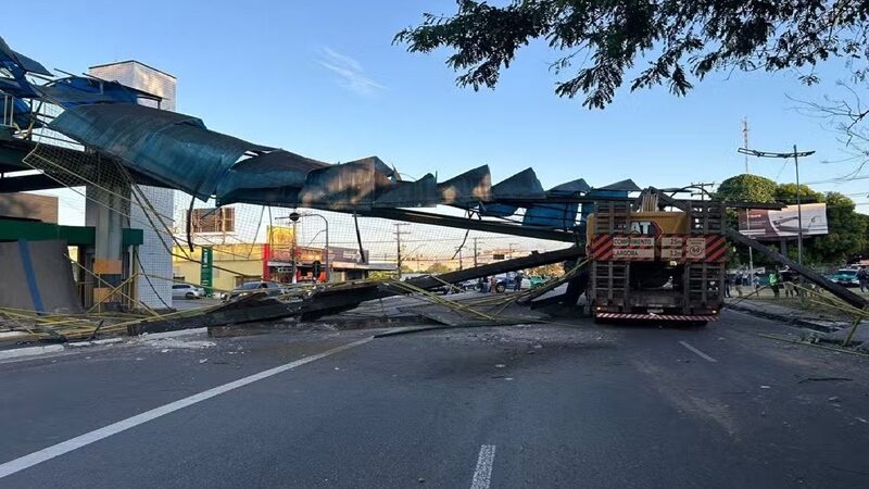 Passarela da avenida Torquato Tapajós desaba após ser atingida por carreta