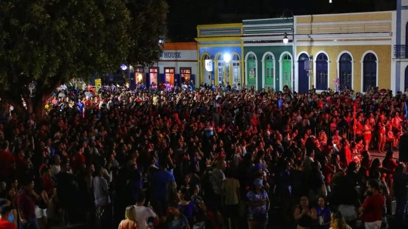 Última noite do Festival de Parintins arrasta multidão no Largo São Sebastião