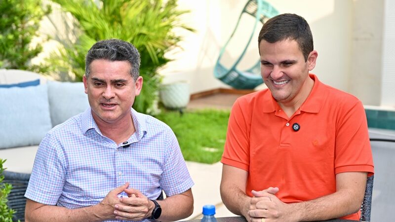 Prefeito David Almeida dá início à campanha à reeleição com adesivaço na madrugada desta sexta-feira