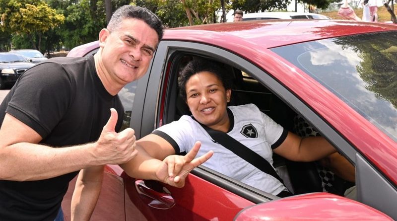 David Almeida recebe apoio da população no Morro da Liberdade, Centro e Planalto durante adesivaço neste domingo
