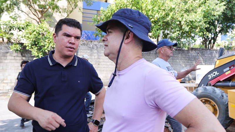 Prefeito David Almeida vistoria serviço de manutenção da rede de drenagem no conjunto Tocantins