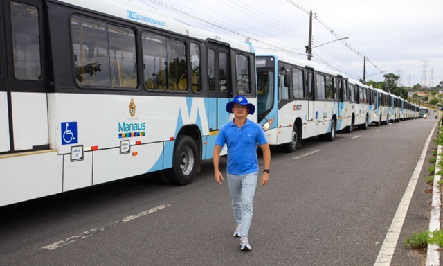 Prefeito David Almeida implementa ônibus que reduzem em 70% a emissão de gases poluentes