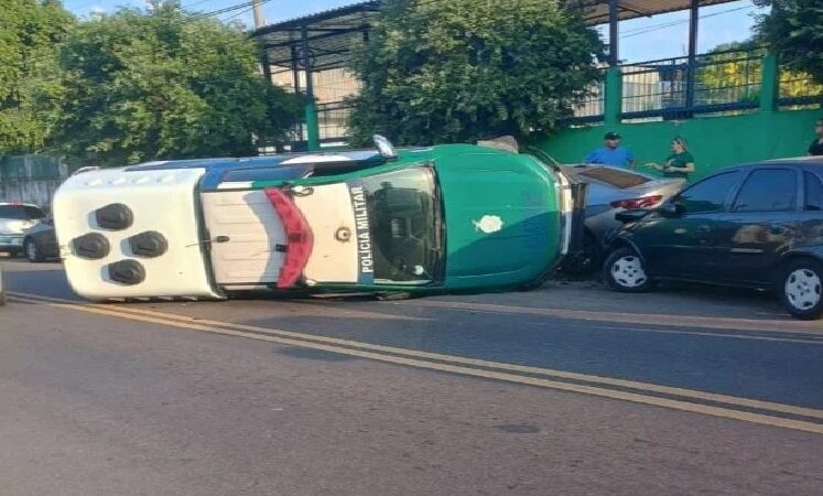 Viatura é danificada após capotar em Manaus