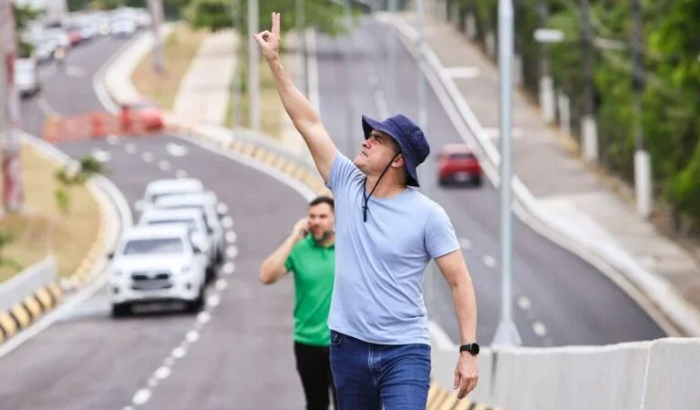 Prefeito David Almeida inspeciona viaduto Márcio Souza antes de liberação nesta tarde