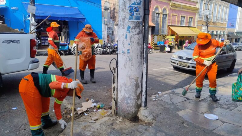 Prefeitura de Manaus realiza serviço de limpeza no Centro