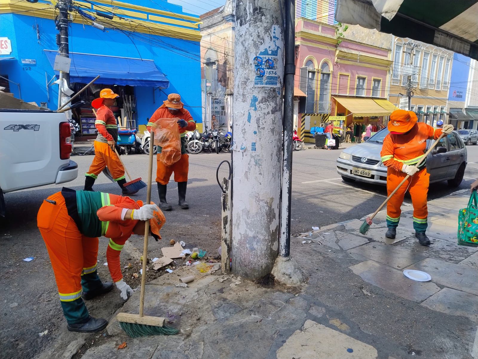 Prefeitura de Manaus realiza serviço de limpeza no Centro