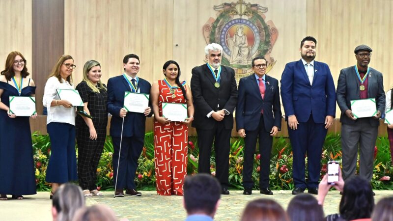 Conselheiros do TCE-AM são homenageados com a Medalha do Mérito Acadêmico no TJAM