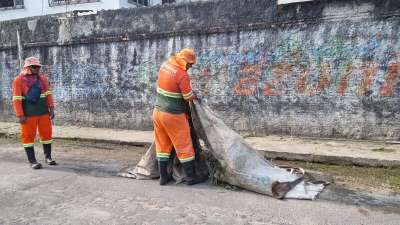 Prefeitura de Manaus realiza serviços de capina e varrição no bairro Novo Israel para melhorar mobilidade